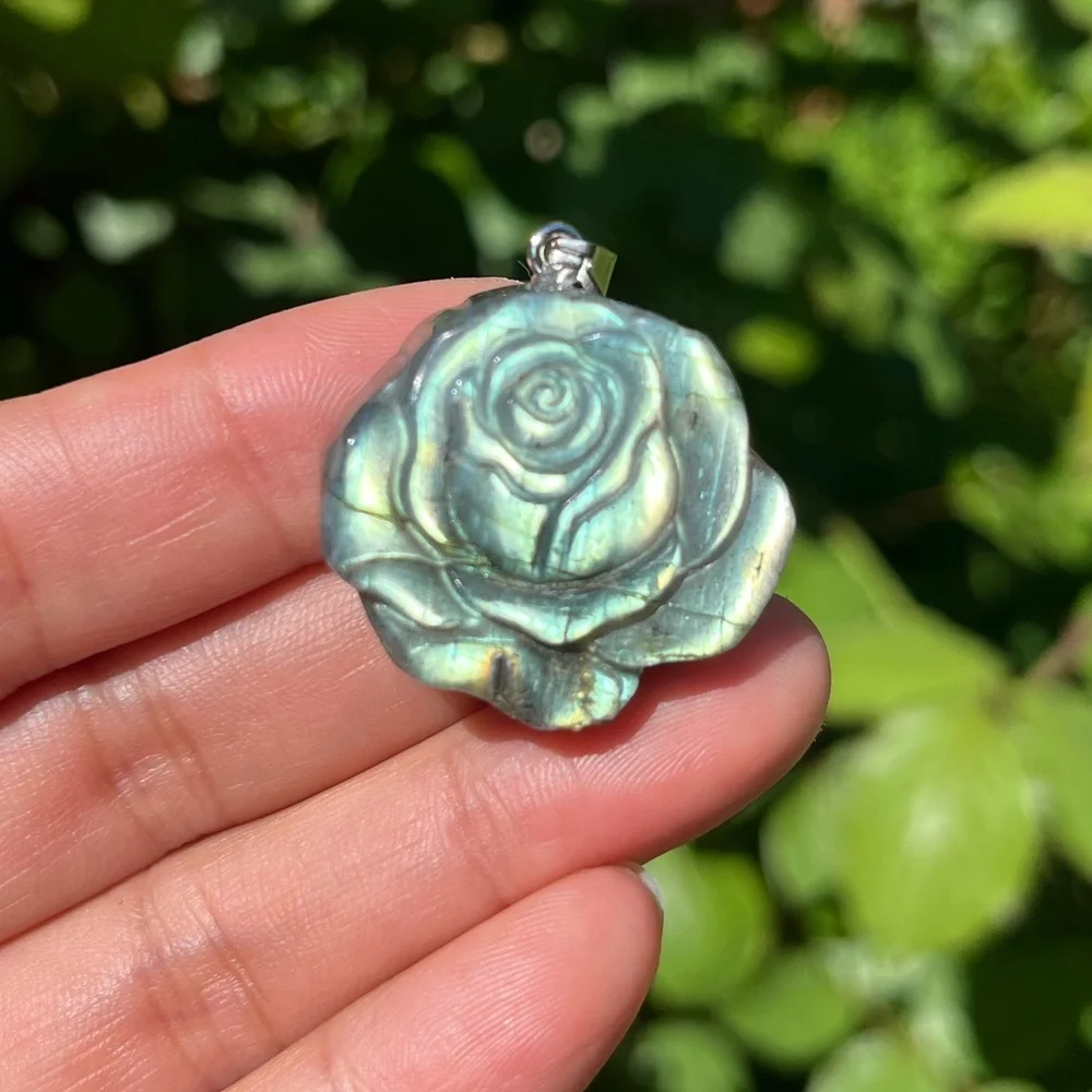Stainless steel flashy rose‎ carving labradorite pendant